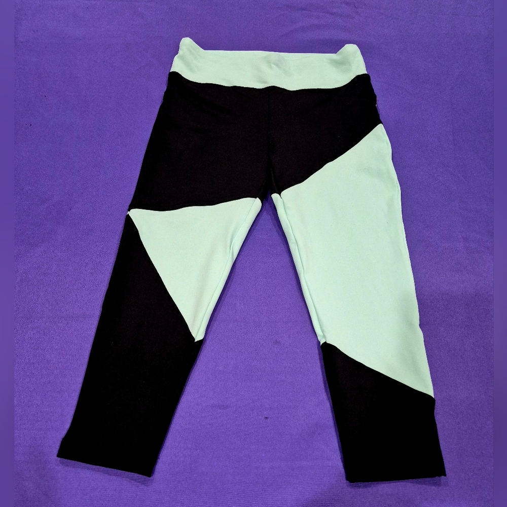 Bebe Sport Black/Sea Foam Green Capri Leggings - XS.